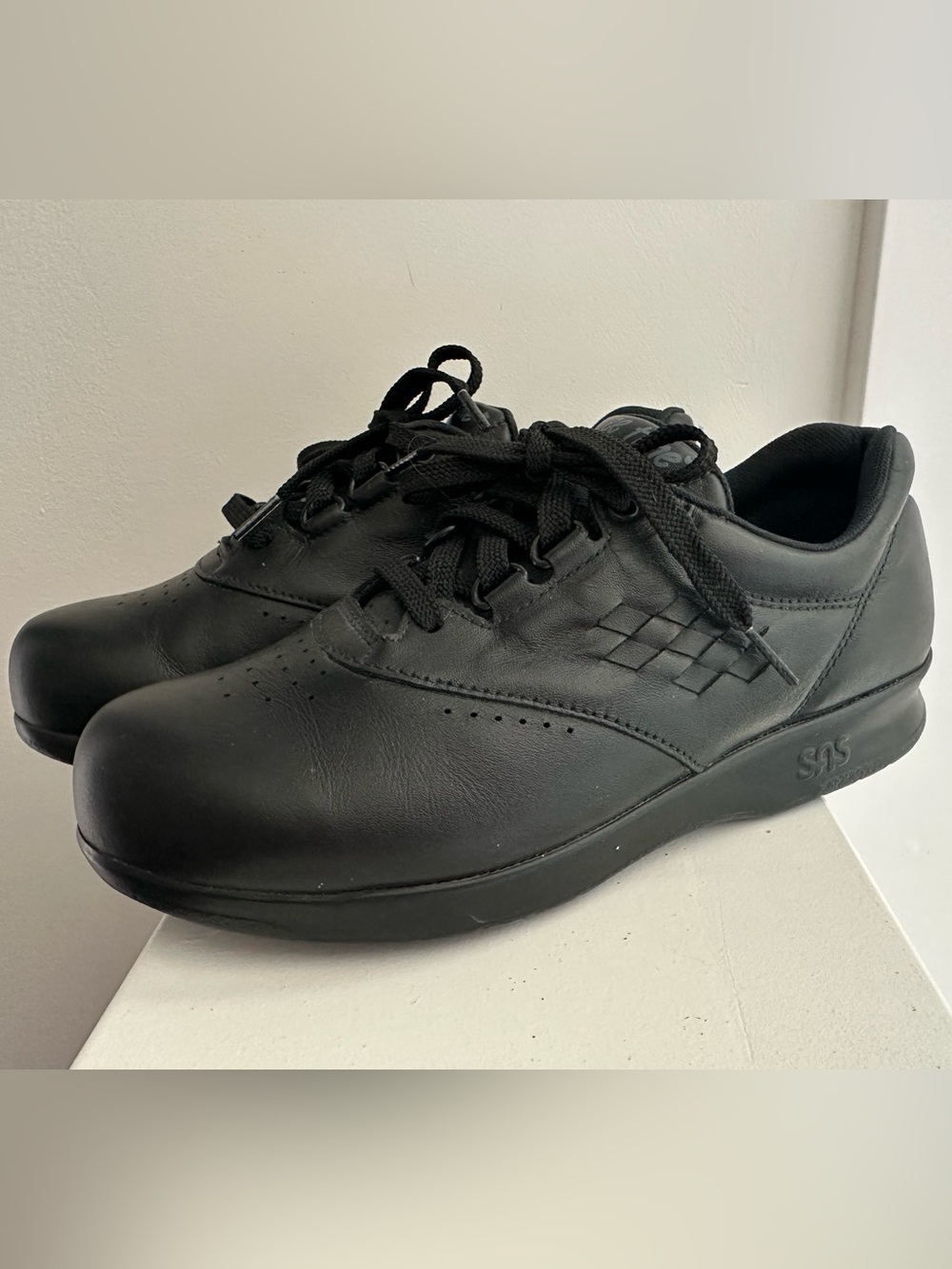 SAS Women's Black Leather Free Time Lace Up Walking Shoe Size 6.5 W